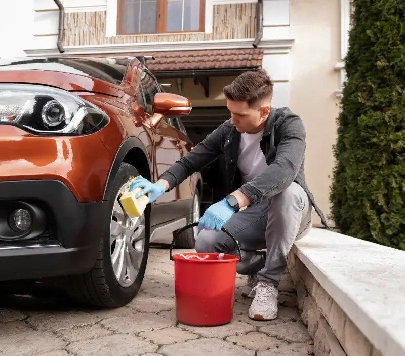 Lavage auto à domicile Cadours : professionnel intervenant sur un véhicule